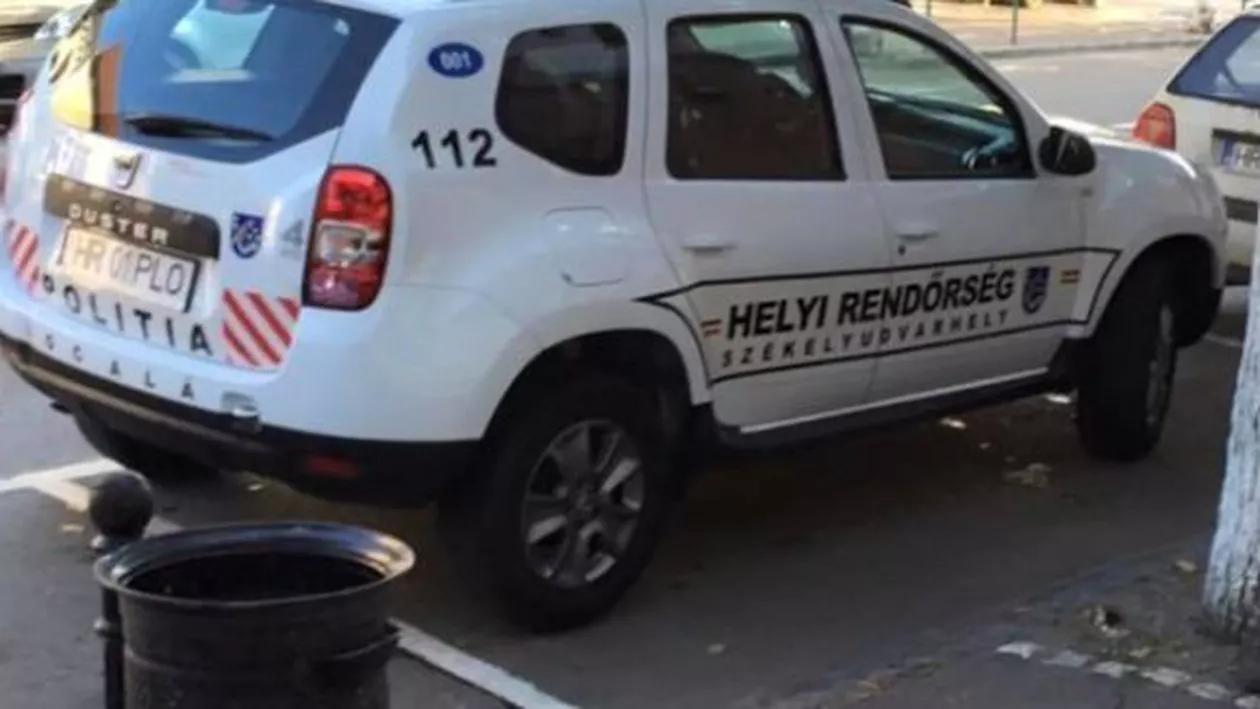 Autoturismul Poliției Locale Odorheiu Secuiesc a fost inscripționat bilingv, în română și maghiară, în urma somației prefectului