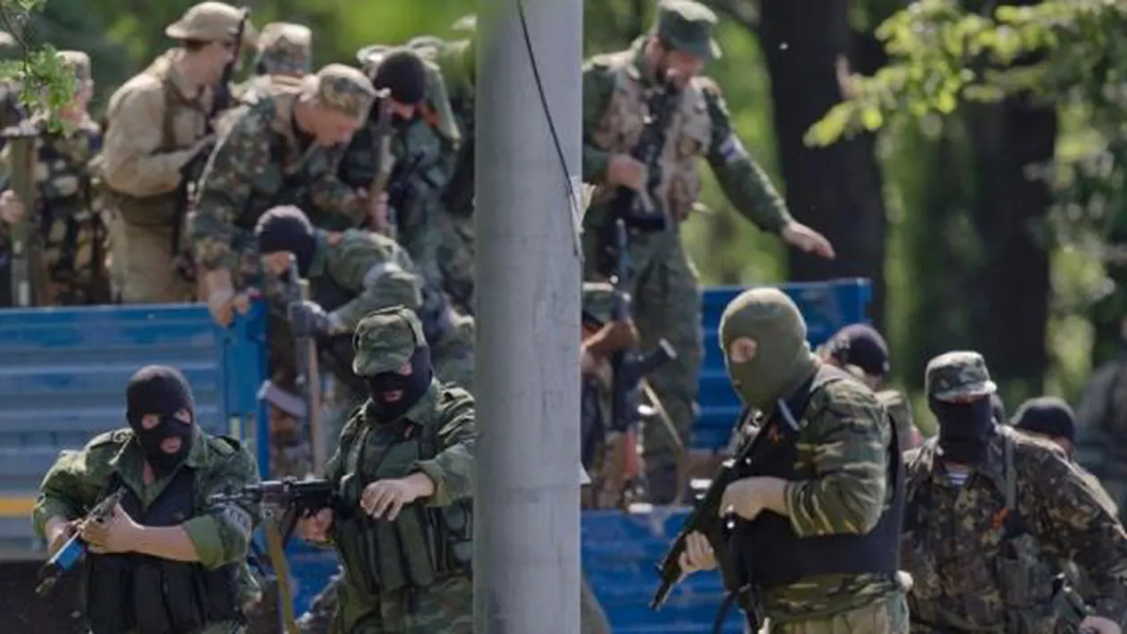 Separatiștii din estul Ucrainei dau asigurări că au început să retragă tancurile de pe linia frontului