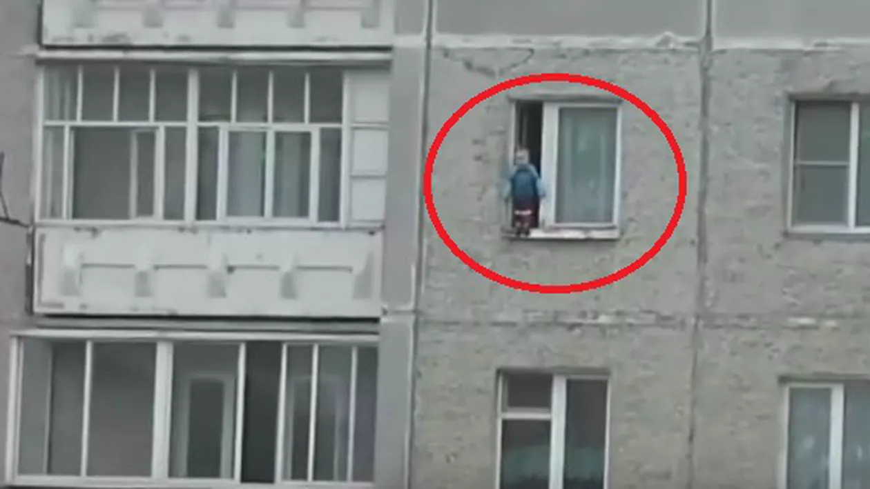 Un clip un copil din Rusia, ieșit pe pervazul unui apartament de la etajul opt, a făcut înconjurul internetului: Copilul a fost salvat la timp de mama sa (VIDEO)