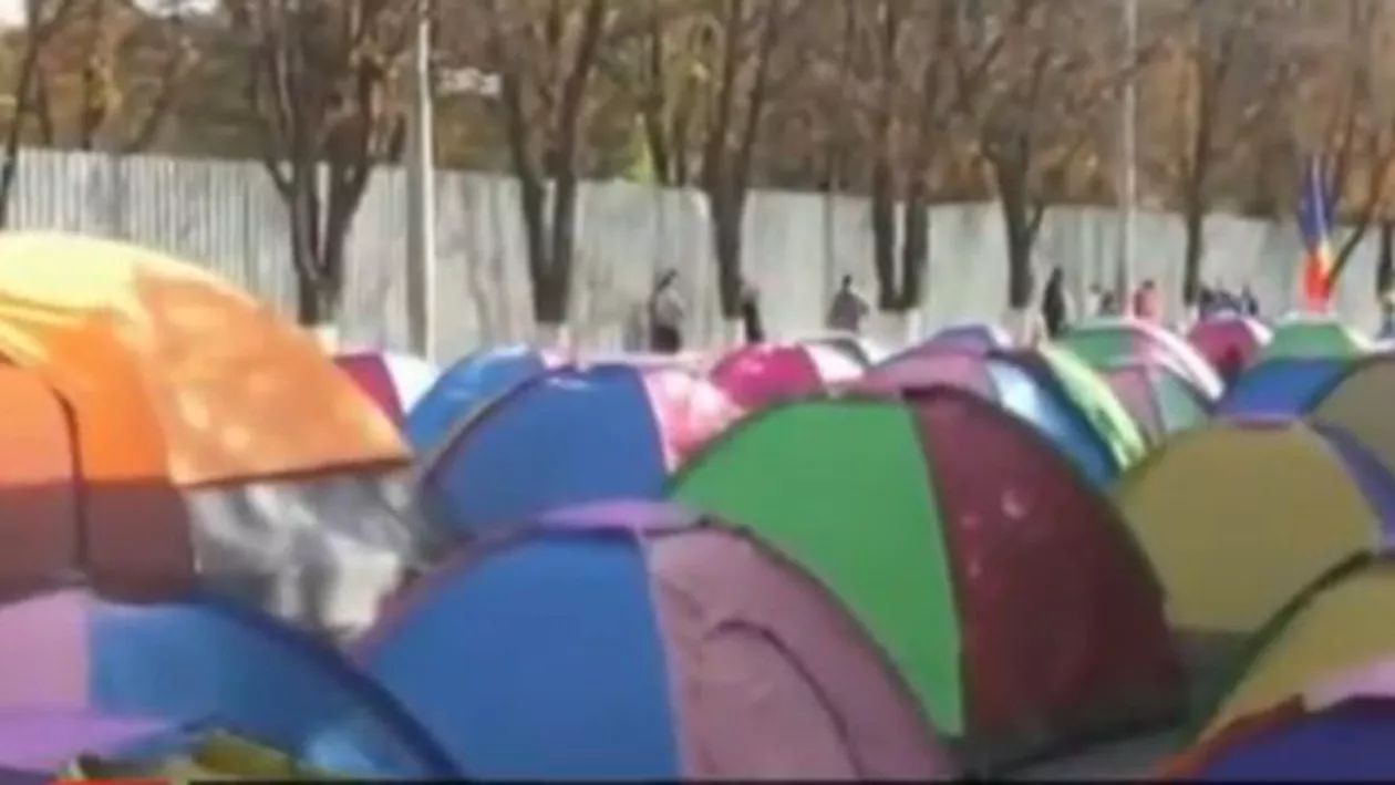 Centrul Chişinăului a fost blocat: Susţinătorii partidelor pro-ruse, nemulțumiți de actuala guvernare, au instalat zeci de corturi pe carosabil și amenință cu noi proteste duminică (VIDEO)