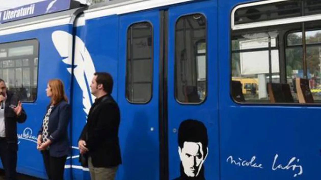 ”Umor” macabru la Iași: Un ONG a desenat pe un tramvai chipul lui Nicolae Labiș, scriitorul care a murit la 21 de ani, după ce a fost lovit de un astfel de mijloc de transport (VIDEO)