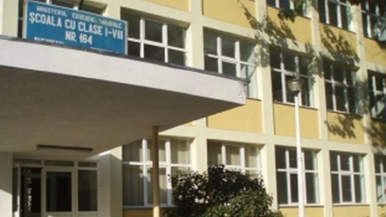 Inspecție generală la școala 164 din Capitală, după cazul profesorului de sport care a fotografiat trei eleve în vestiar (VIDEO)