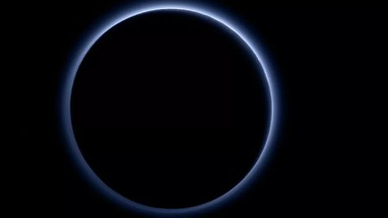 Descoperire NASA: Pluto are „cer” albastru şi regiuni de apă înghețată (FOTO)