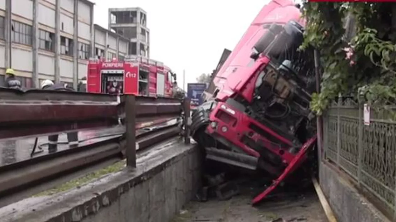 A intrat cu TIR-ul în curtea unei case. Șoferul neatent a scăpat ca prin minune, la fel și cei din casă (VIDEO)