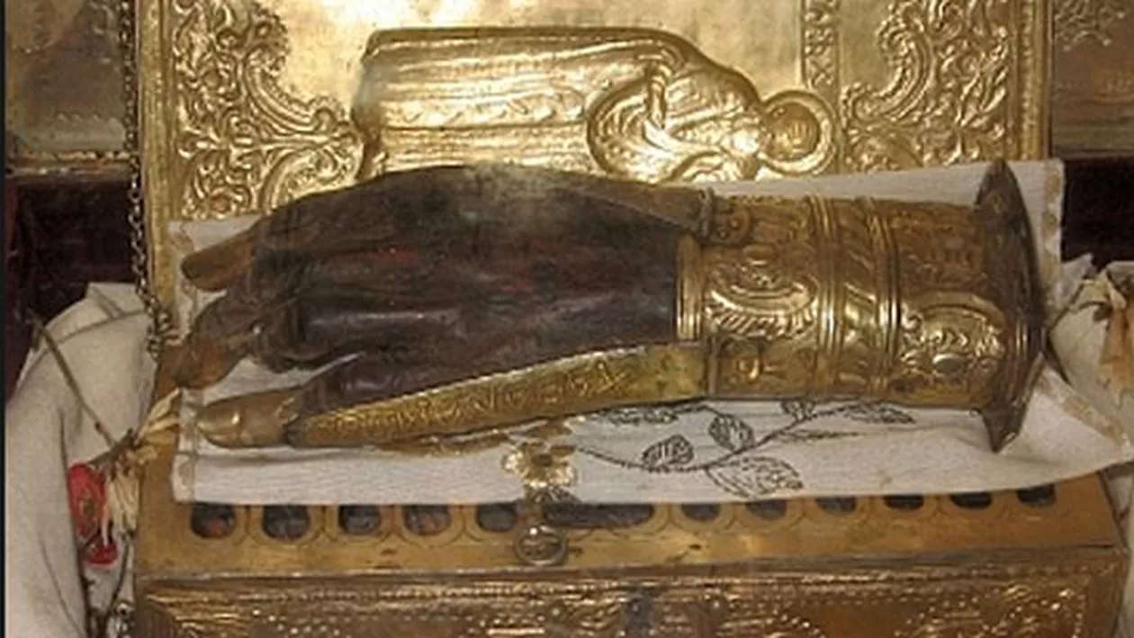 Planul preoților români care au furat mâna Sfântului Haralambie: Aveau asupra lor oseminte din gropi comune de la Aiud