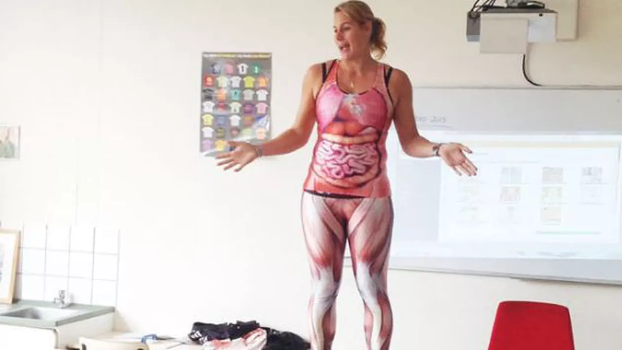 Costumul imprimat cu organismul uman, noua metodă de predare a unei profesoare de biologie din Olanda (VIDEO)