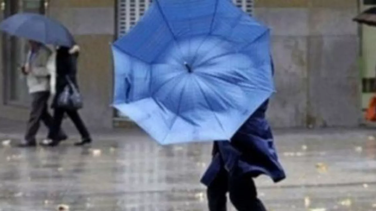 Cod galben de ploi și vânt în aproape toată țara. Județele Suceava și Neamț, sub avertizare de cod portocaliu de ninsoare