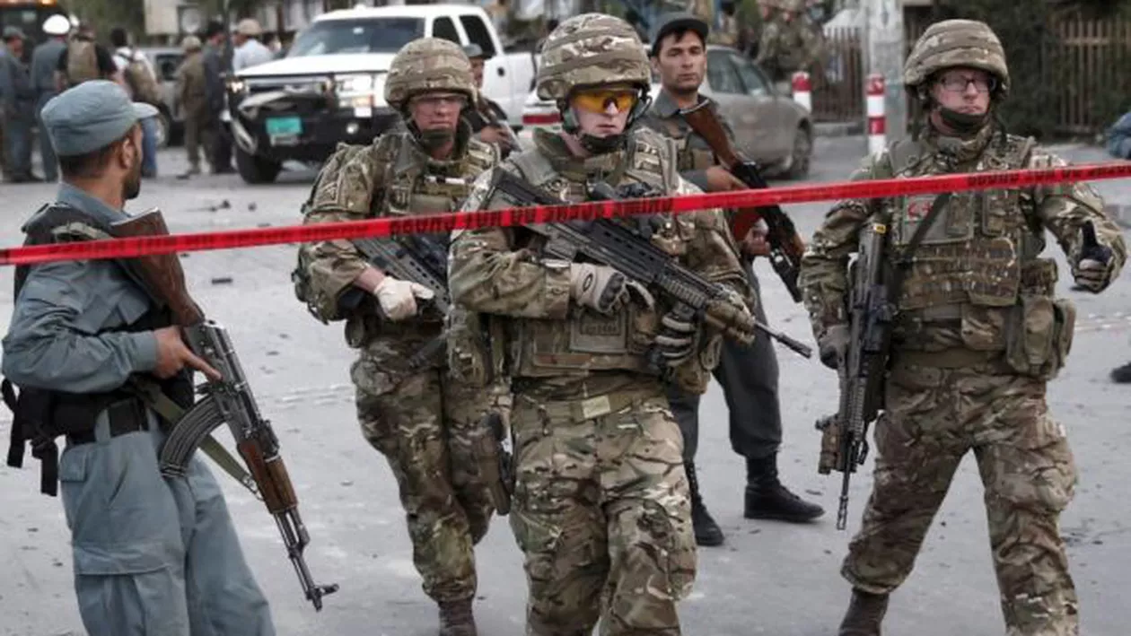 Atac sinucigaș asupra unui convoi militar NATO în Kabul. Trei civili au fost răniți