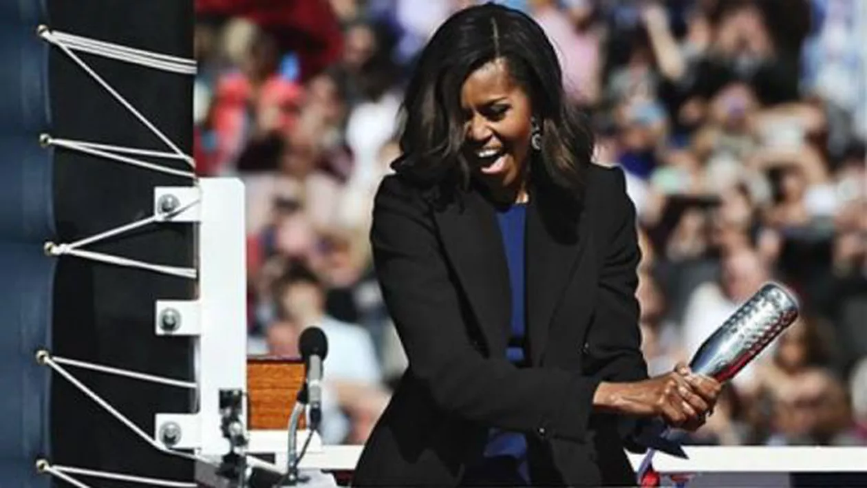 Michelle Obama, încurcată de o sticlă de șampanie la botezul unui submarin (VIDEO)