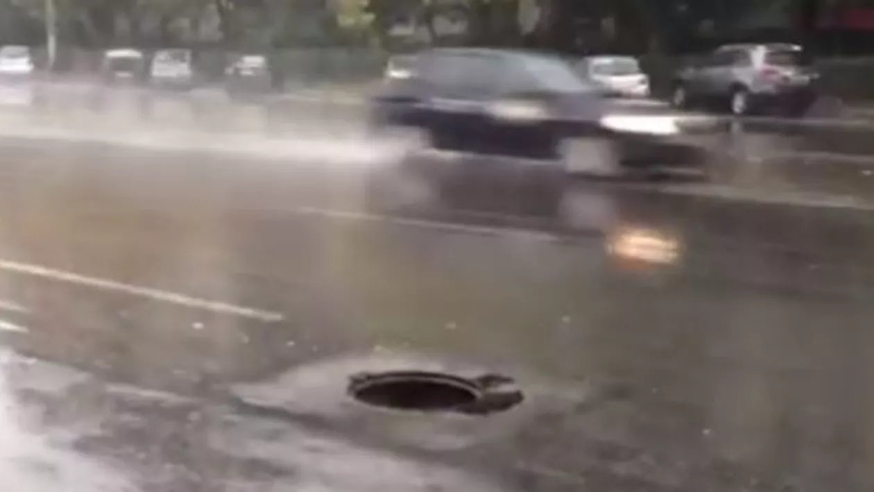 Pericol pe un bulevard intens circulat din Capitală: Sute de mașini au trecut pe lângă un canal a rămas fără capac (VDEO)