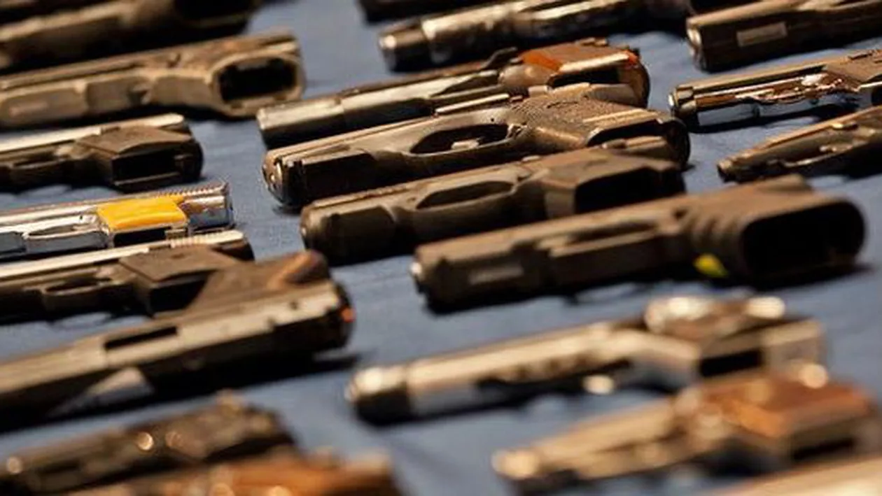 Traficanții de arme din București și Ilfov, percheziționați de procurorii DNA