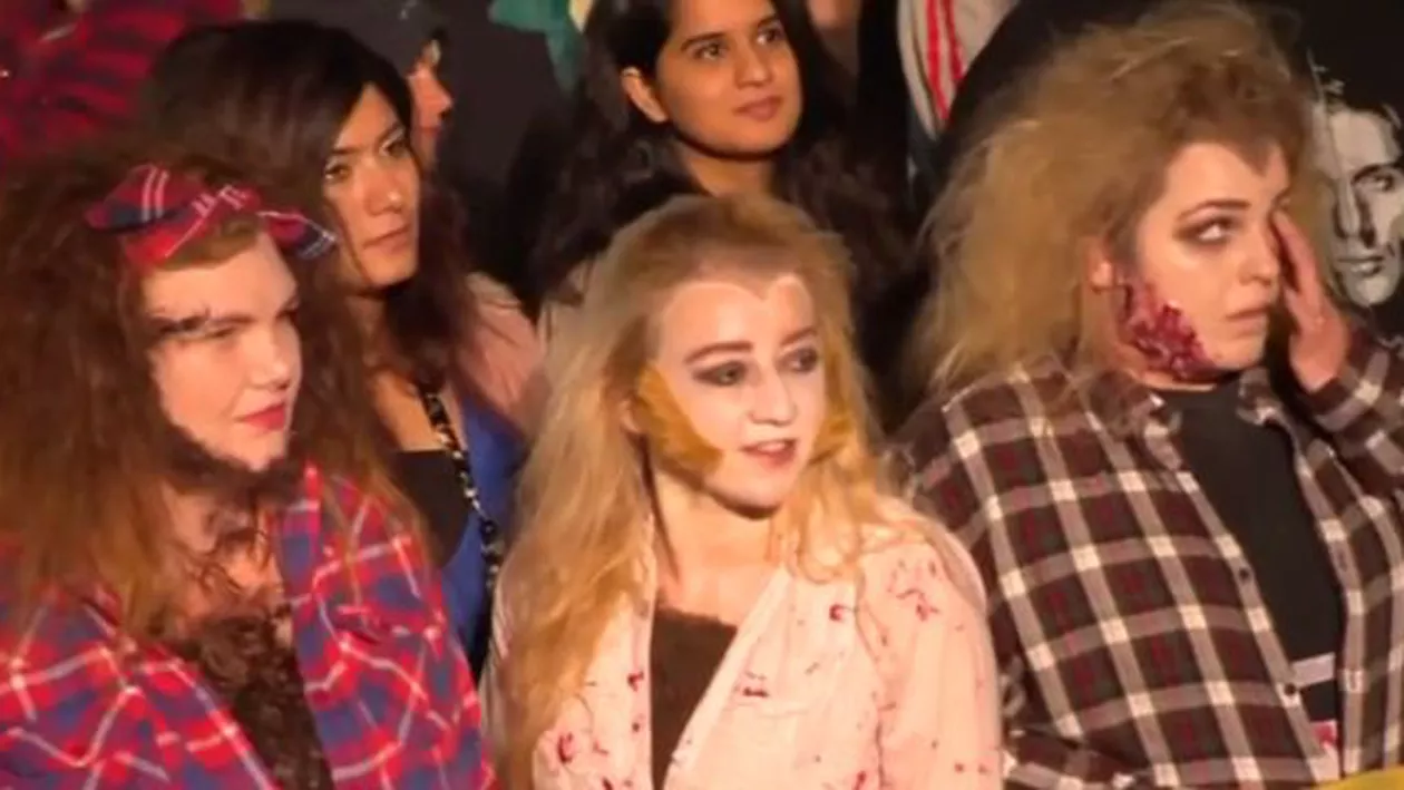 Record mondial: 464 de persoane au urlat la Lună timp de peste un minut. Cele mai multe erau deghizate în vârcolaci (VIDEO)