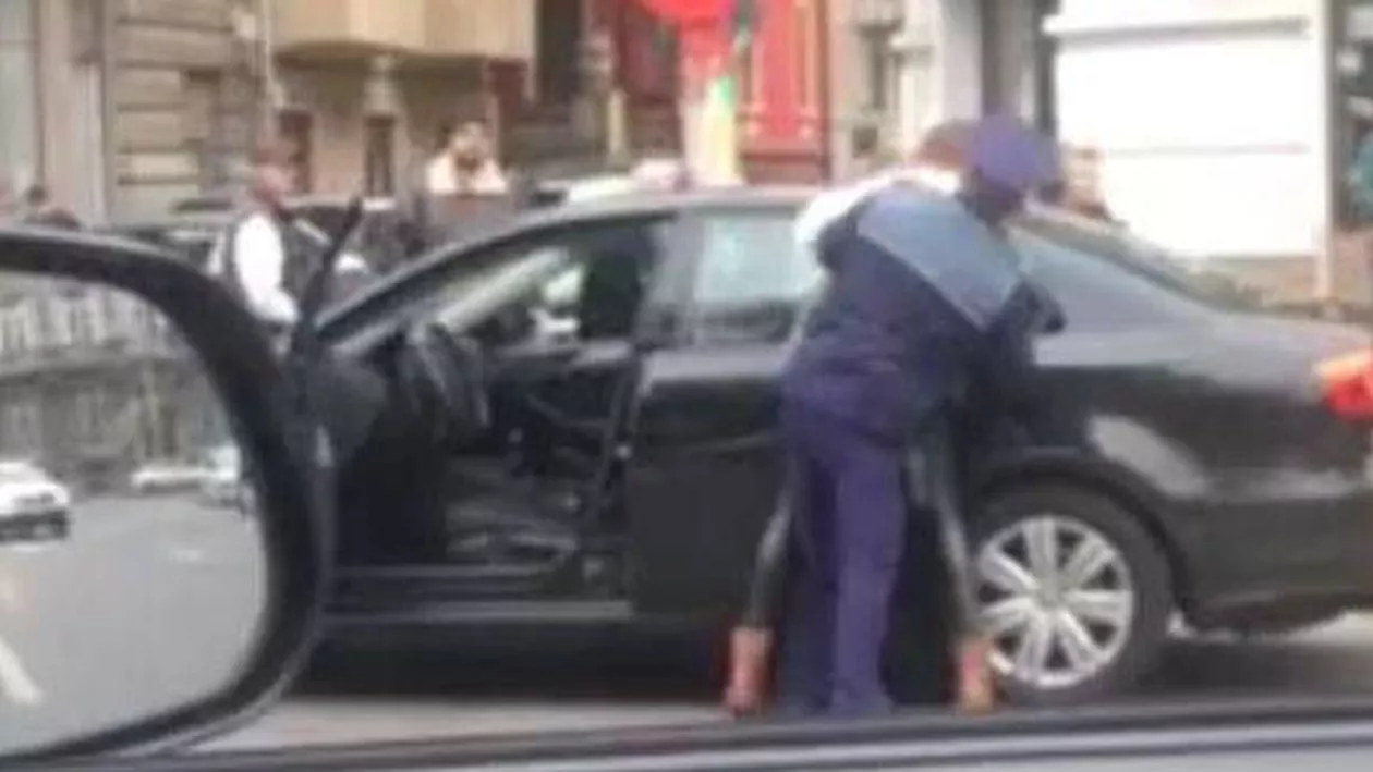 Bucureşti: O femeie a fost încătușată de polițiști pentru că a trecut pe roșu și nu a vrut să se legitimeze (VIDEO)