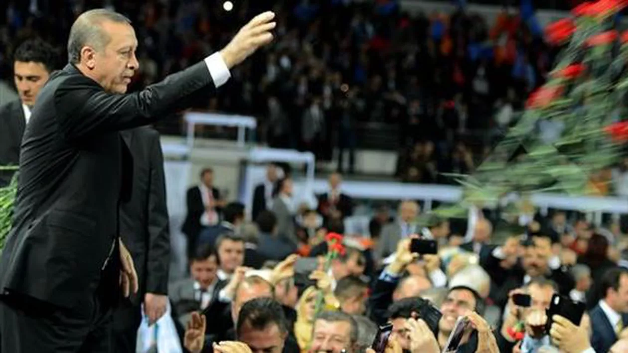 Președintele turc s-a recules la locul dublului atentat din Ankara: Erdogan a depus o jerbă pe esplanada gării din Ankara