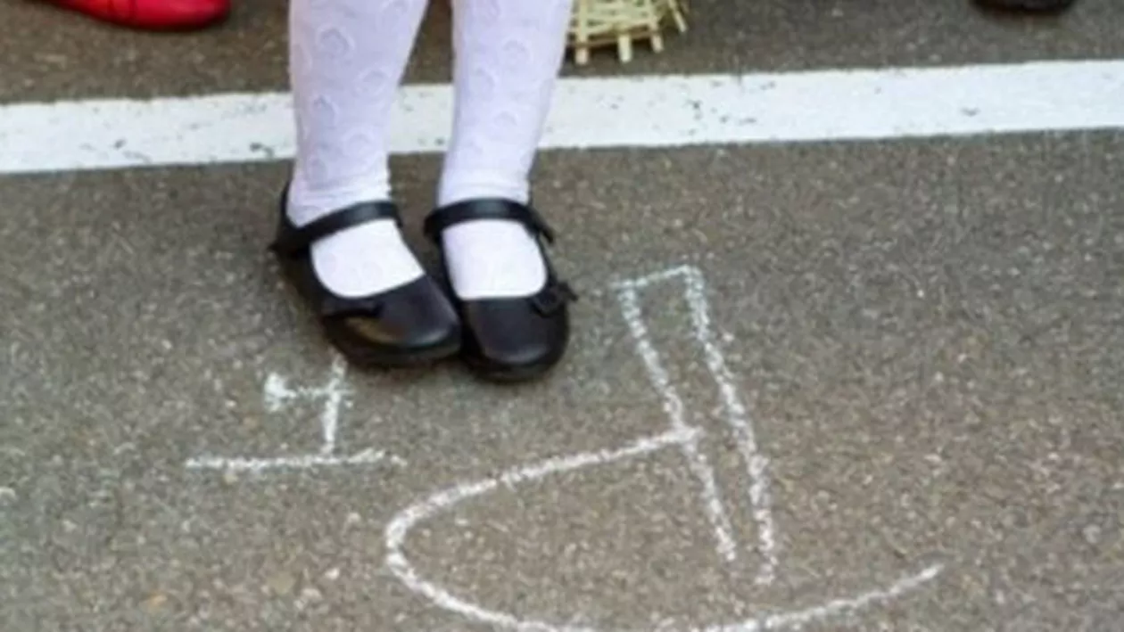 Directoarea unei școli din Constanța a fost demisă: Femeia trimisese o fetiță de 11 ani acasă pentru că purta o fustă cu model și încălca regulamentul