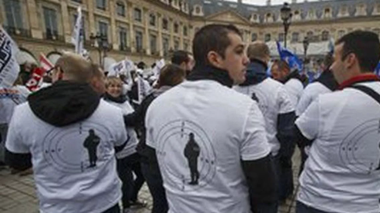 Paris: Polițiștii protestează contra condițiilor de muncă. Ultima astfel de manifestație a avut loc în 1983