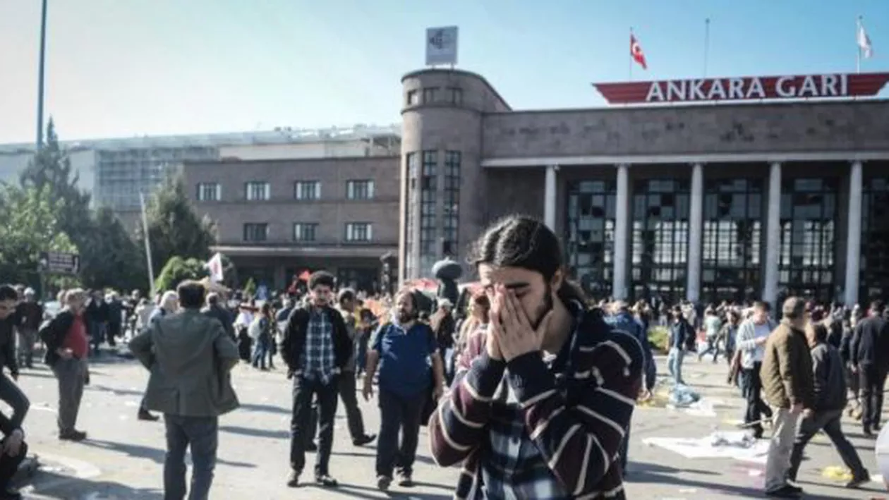 Turcia: Doi suspecți, arestați în cazul dublului-atentat din apropierea gării din Ankara. Suspecții ar fi anunțat atacul de pe un cont fals de Twitter