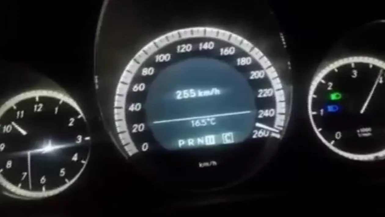 Șofer vitezoman pe Autostrada Soarelui. Acesta s-a filmat când mergea cu 255 km/oră