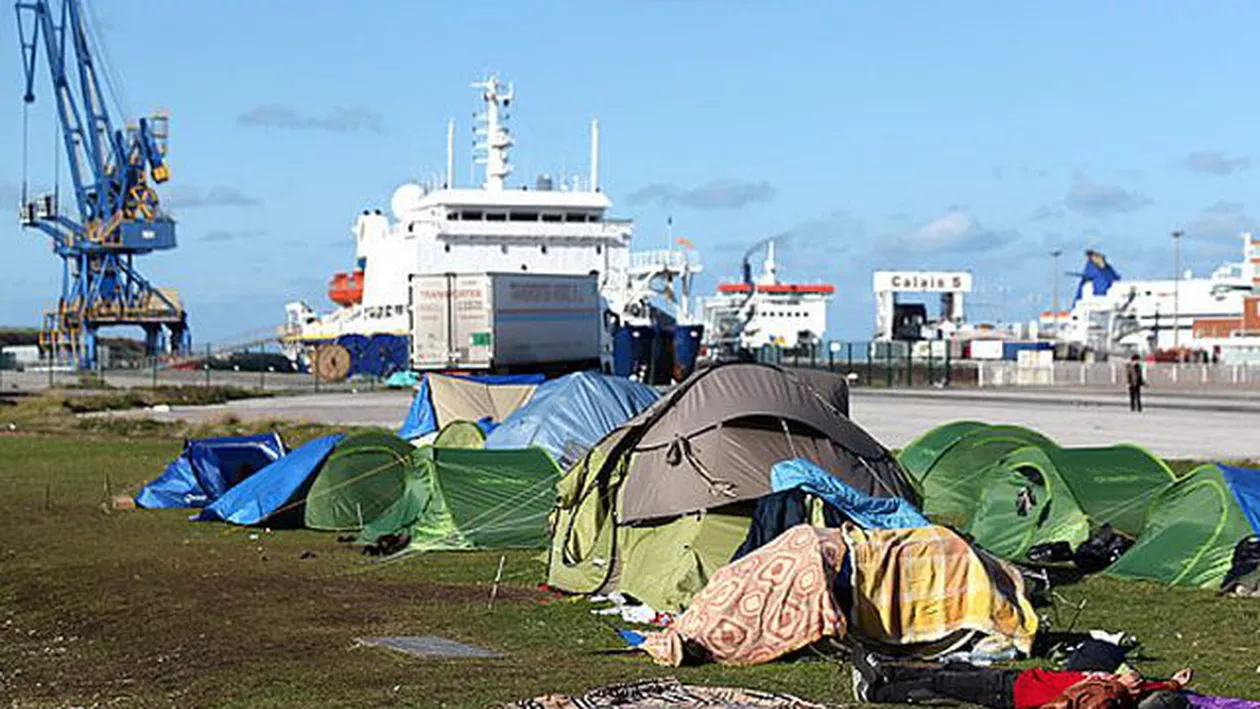 Număr record de imigranți la Calais. Aproape 6.000 de persoane staționează în tabăra franceză