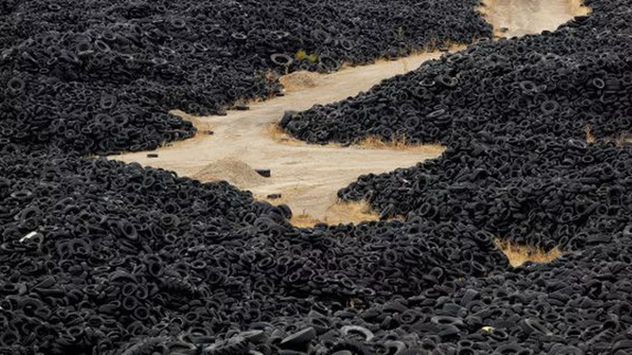 Spania: Autoritățile trebuie să scape de 5 milioane de cauciucuri părăsite pe un teren (VIDEO)