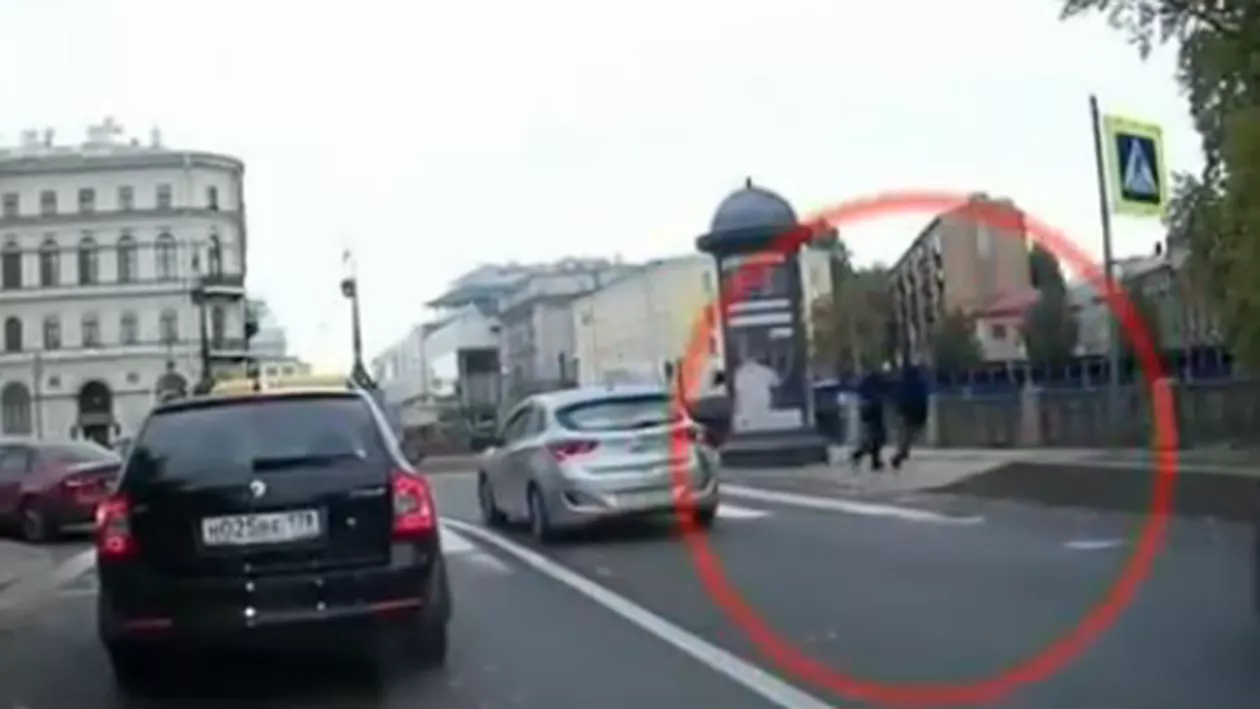 Furie la volan în stil rusesc. Un afacerist a aruncat în apă un bărbat cu handicap doar pentru că i-a atins limuzina (VIDEO)