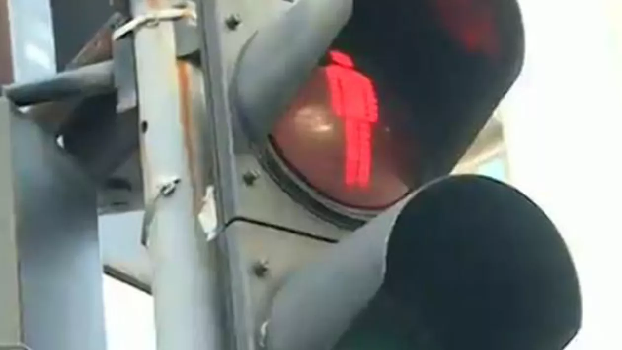 Nu avem suficient timp să traversăm: Culoarea semafoarelor pentru pietoni de pe bulevardul Magheru se schimbă prea repede (VIDEO)