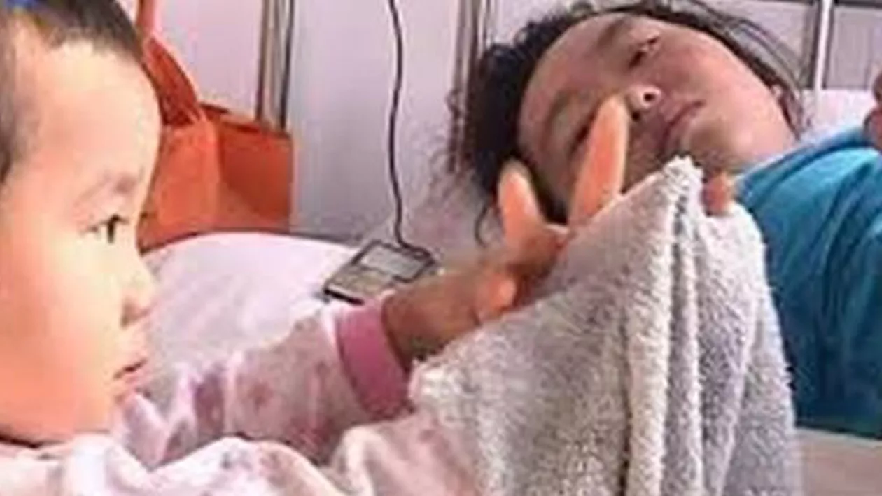 China: O fetiță de trei ani își îngrijește mama imobilizată la pat din cauza unui accident de circulație (VIDEO)