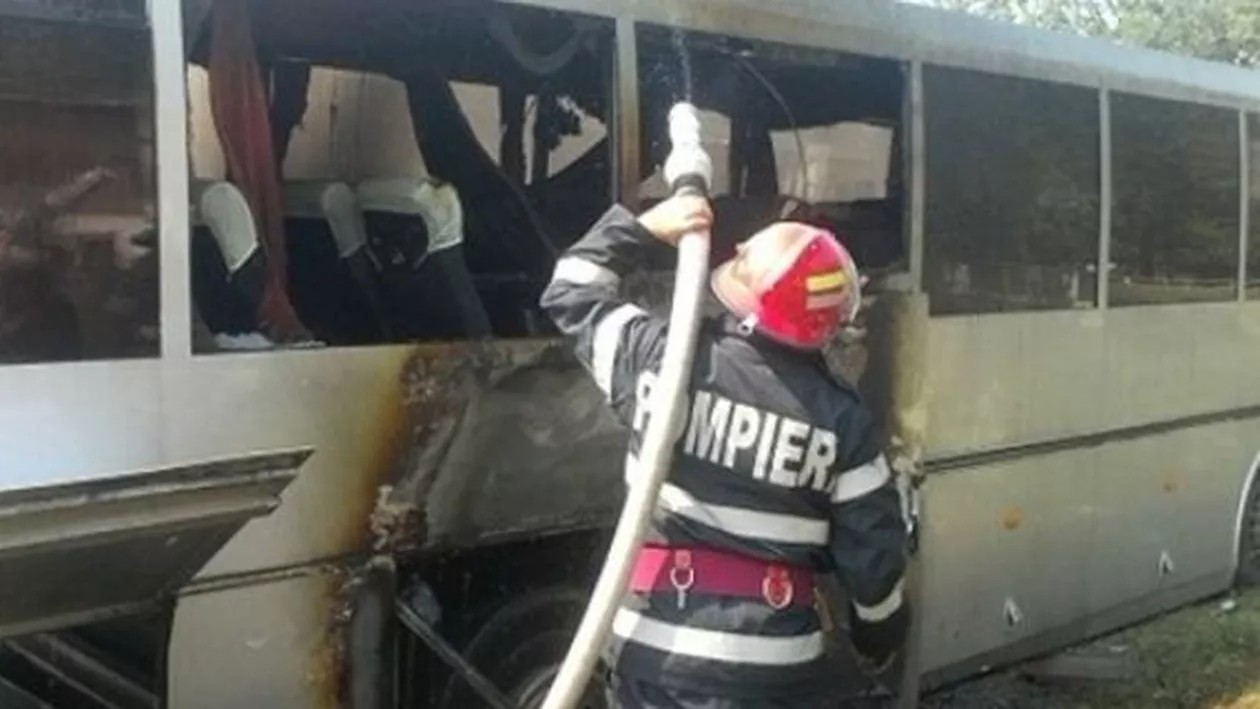 Târgu Jiu: Un autobuz cu pasageri a luat foc din cauza unui scurtcircuit