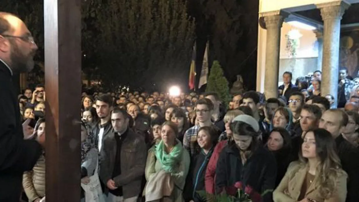 Sute de persoane au cântat "Hristos a înviat!" în centrul Bucureștiului: Constantin Necula, sibianul care revoluţionează conceptul clasic de preot, vorbeşte deschis despre realţiile între bărbaţi şi femei, credinţă, Dumnezeu, divorţ (VIDEO)