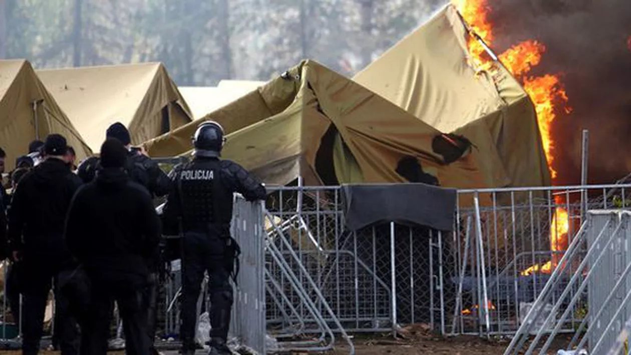 "Lăsaţi-ne să plecăm!". Migranții ajunși în Slovenia traversând înot un râu au incendiat o tabără de refugiați în semn de protest