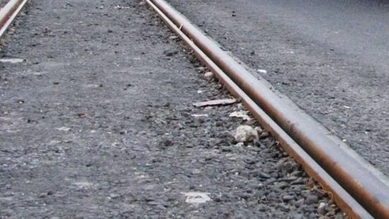 Cluj: Un bărbat scoate cu o tijă metalică asfaltul turnat peste șina de tramvai (VIDEO)
