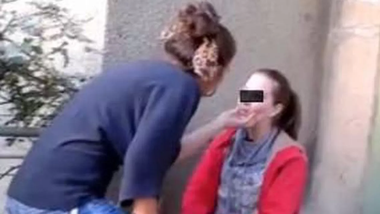 Cluj: Elevele care au bătut și au dezbrăcat o colegă nu mai au voie să frecventeze baruri sau cluburi și nici să comunice cu victima în afara orelor de curs