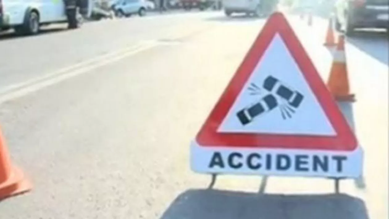 Brașov: Un bărbat a murit după ce autoutilitara pe care o conducea a lovit un cap de pod. Șoferul a fost aruncat în afara mașinii, iar o grindă de la capul de pod a căzut peste el (VIDEO)