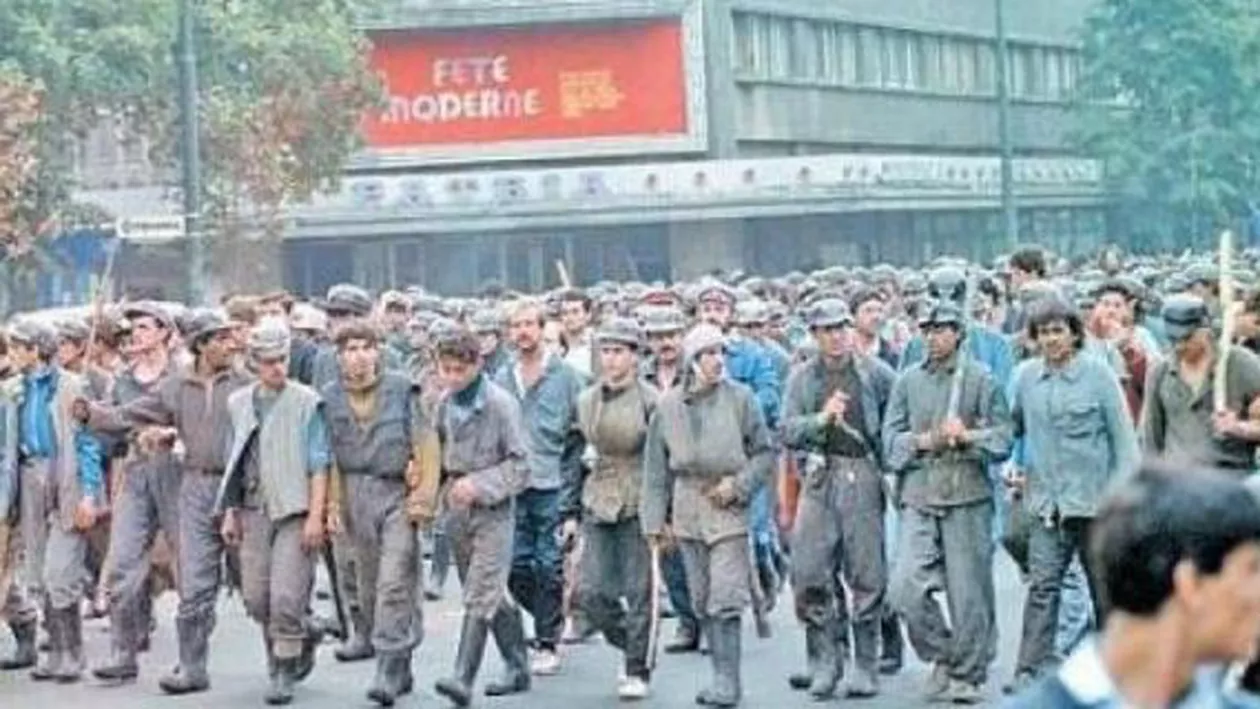 Ion Iliescu a decis cu Petre Roman chemarea minerilor la București pentru a dispersa protestatarii, arată procurorii militari