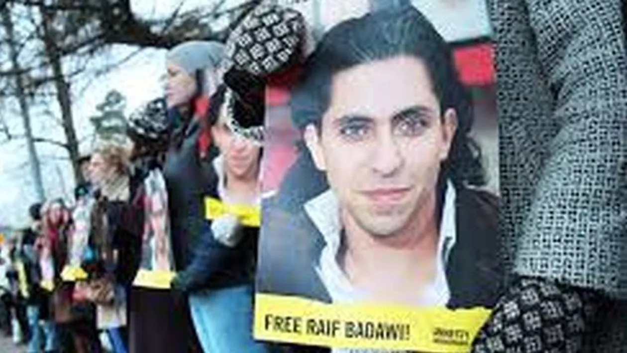 Bloggerul saudit Raif Badawi, condamnat la 10 ani de închisoare și 1.000 de lovituri de bici, a primit Premiul Saharov 2015 (VIDEO)