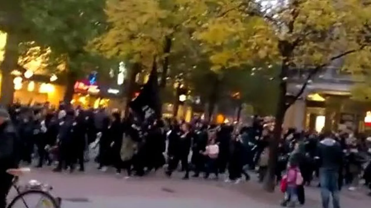 Paradă islamică în centrul unui oraș german. Localnică: "Ăsta ne este viitorul. Ne distrugem" (VIDEO)