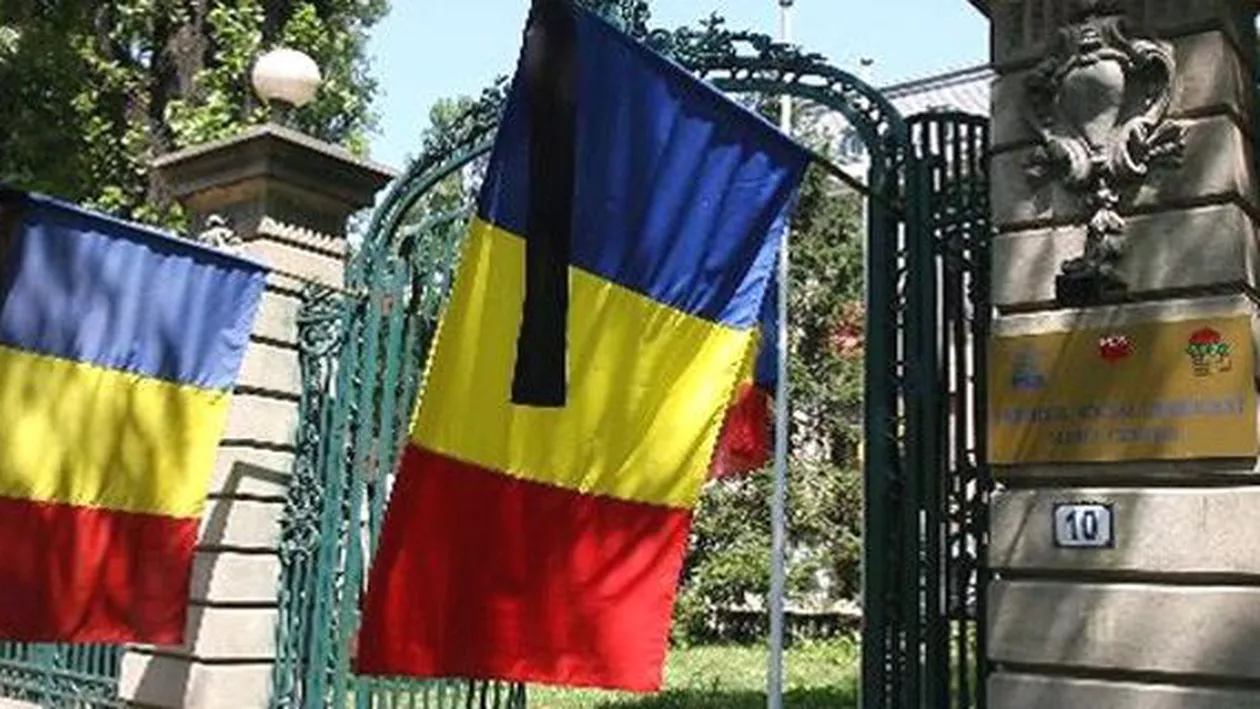 Drapelul României, arborat în bernă. Presa şi instituţiile de cultură trebuie să îşi adapteze programul în zilele de doliu naţional