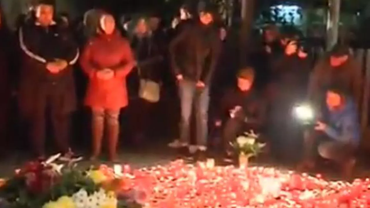 Zeci de oameni au aprins lumânări și au depus flori la clubul Colectiv. Duminică va fi organizat un maș dedicat victimelor