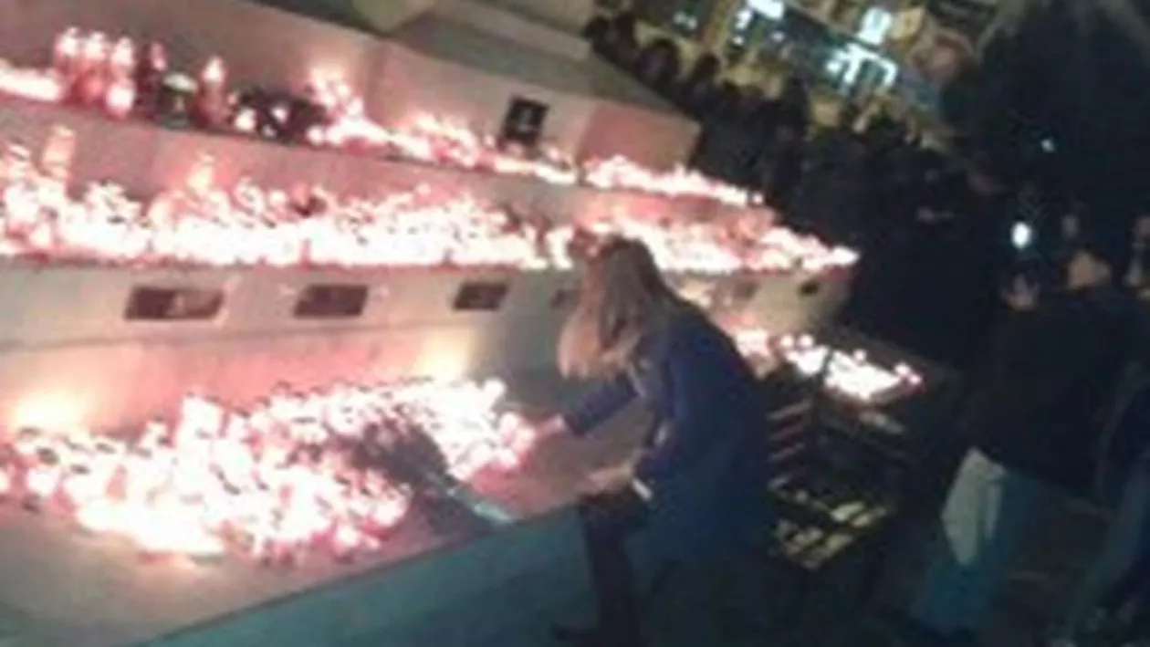 Lumânări și flori la Ambasada României din Chișinău, în memoria victimelor din clubul Colectiv