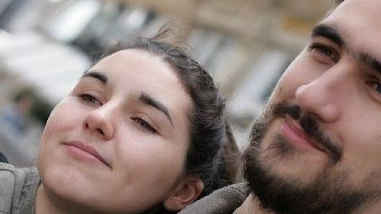 Familiile victimelor decedate în incendiul de vineri seară fac apel la decență și discreție, cerând presei să se abțină de la transmiterea imaginilor de la priveghi și înmormântare