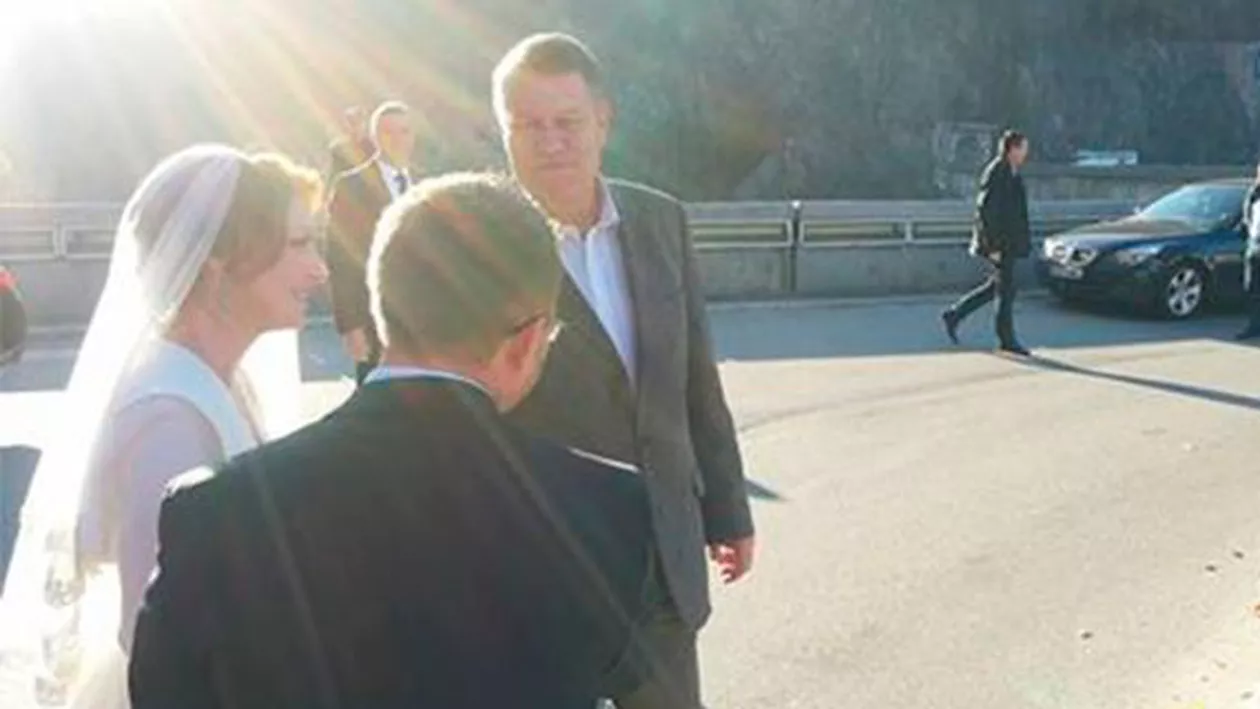 Klaus Iohannis, a ajuns sâmbătă, în prima zi de doliu național, pe Transfăgărășan și s-a fotografiat cu un cuplu de tineri proaspăt căsătoriți (FOTO)