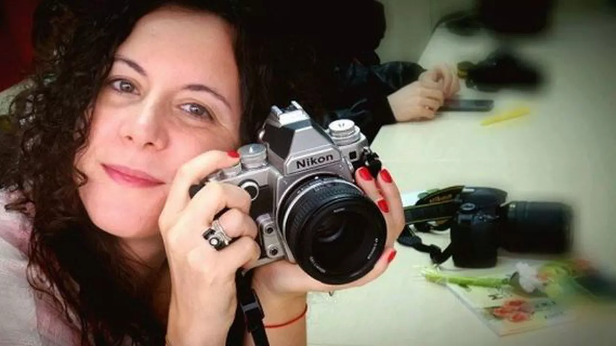Coadă de sute de persoane la deschiderea expoziției foto "London Unedited by Teodora Maftei": Banii strânși din vânzarea pozelor vor fi utilizați pentru tratamentul fotojurnalistei