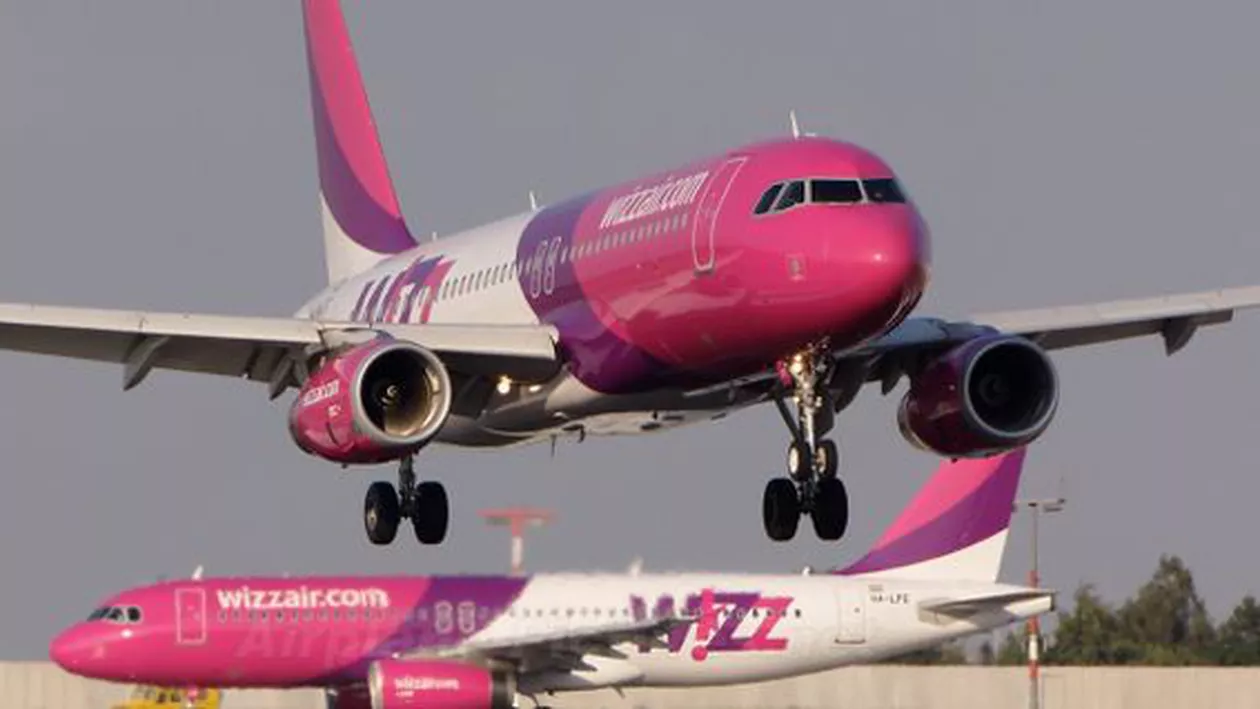 Un avion a efectuat o aterizare de urgență, după ce un pasager român a încercat să intre în cabina piloților, apoi să iasă din avion