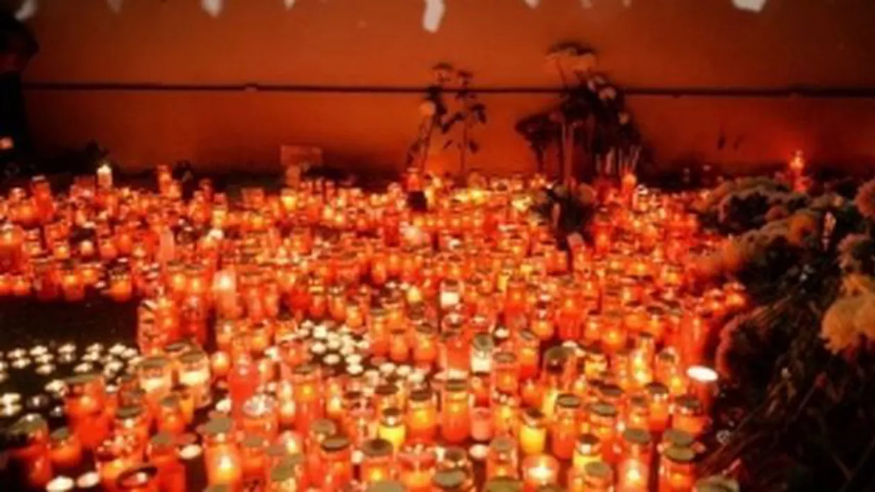 Oamenii continuă să vină în fața clubului Colectiv, la cinci zile de la producerea incendiului. Locul tragediei a devenit un altar