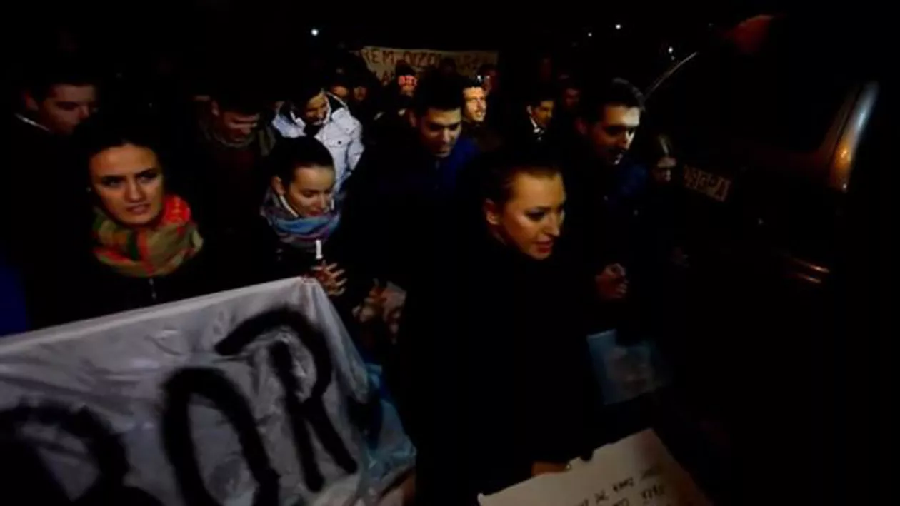 "Vrem spitale, nu catedrale": Manifestanţii din Sibiu i-au huiduit pe preoţii ieşiţi să îi întâmpine în faţa unei biserici. Huiduieli şi la rugăciunea "Tatăl nostru" (VIDEO)