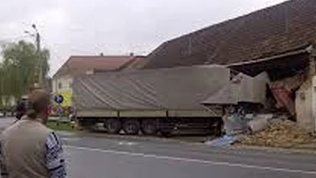Sibiu: Un șofer a intrat cu tirul într-o casă, distrugând-o în totalitate