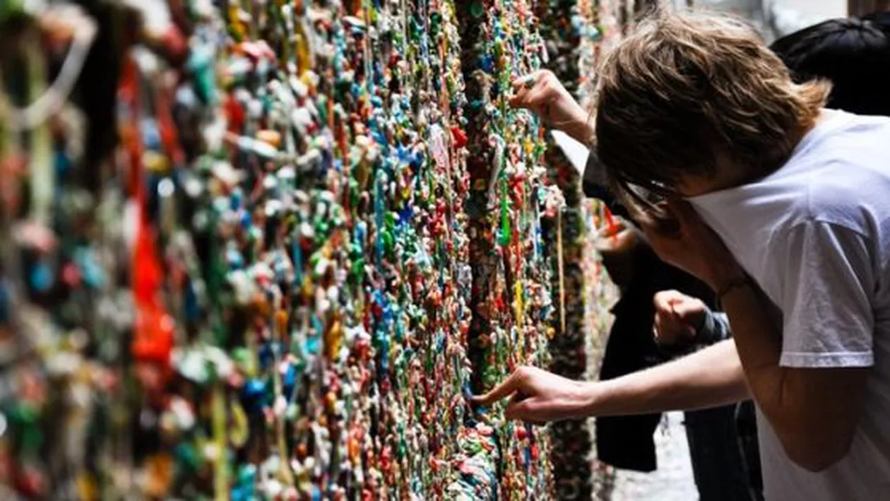 SUA: Celebrul ”Gum Wall” (Zidul cu Gumă de Mestecat) din Seattle va fi curățat după 20 de ani
