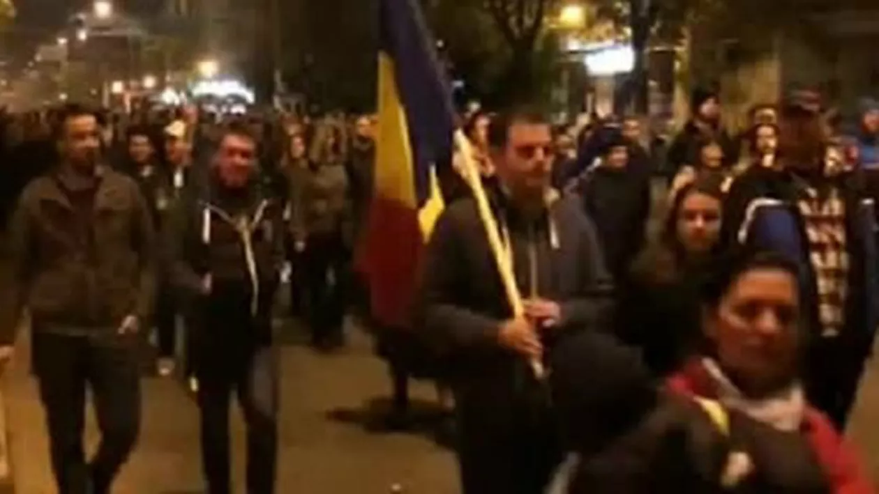 Strada fierbe! Oamenii protestează pentru a cincea seară consecutiv împotriva clasei politice