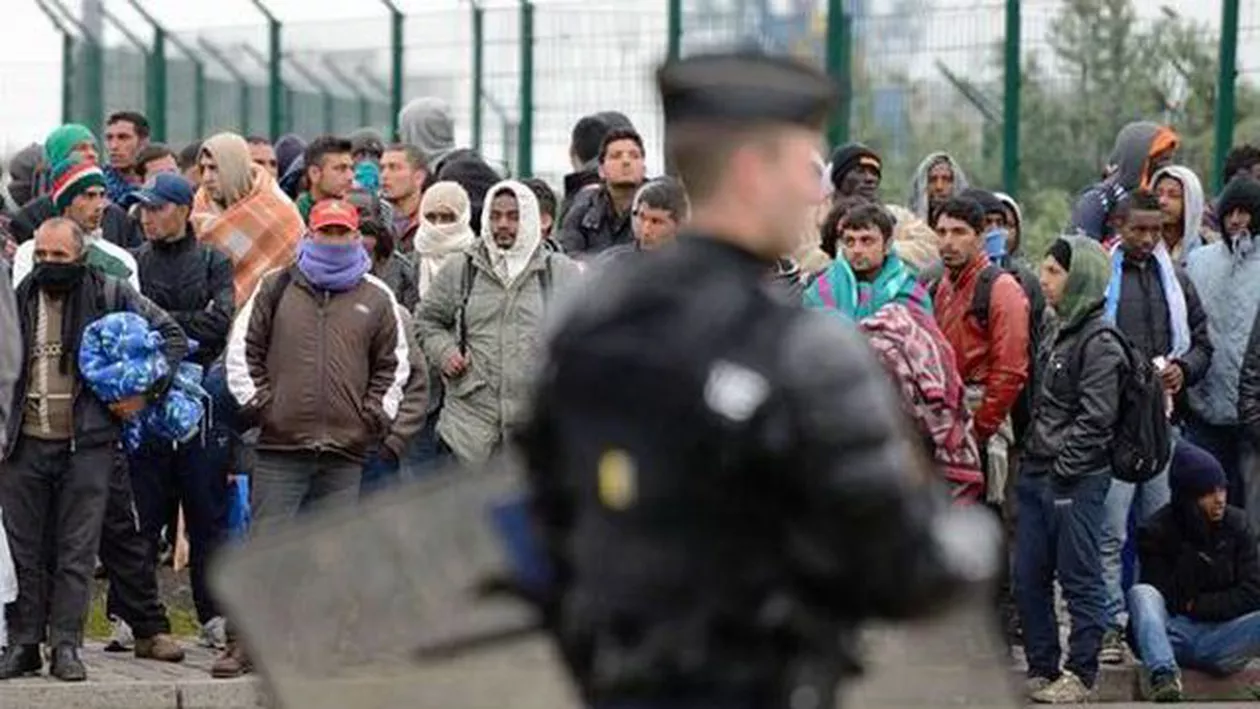 Franța: 16 polițiști răniți în urma violențelor produse de migranți