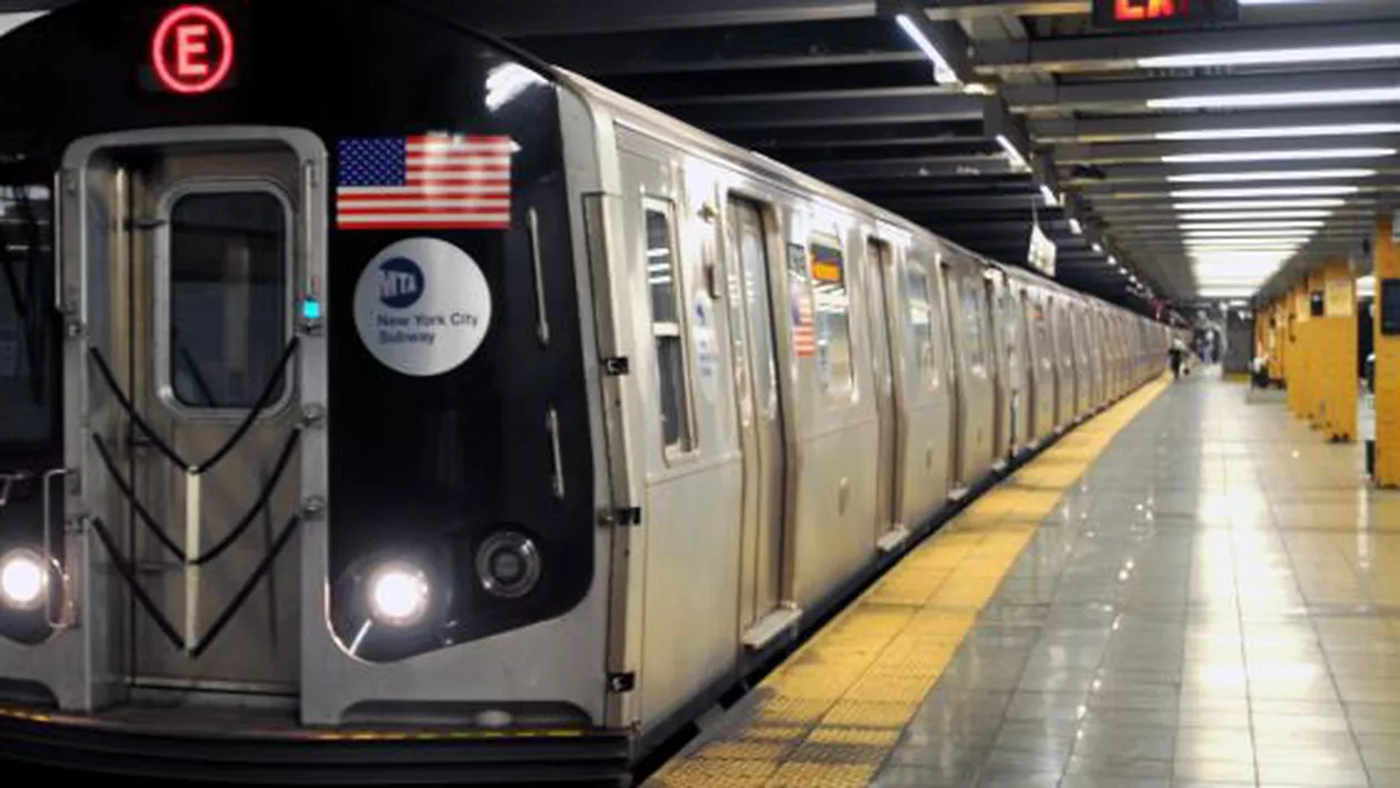 New York: Atac armat într-o stație de metrou. Un om a murit, iar alți doi au fost răniți